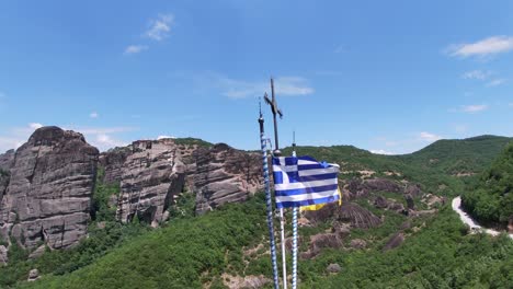 bandera griega ondeando en el entorno místico de meteora