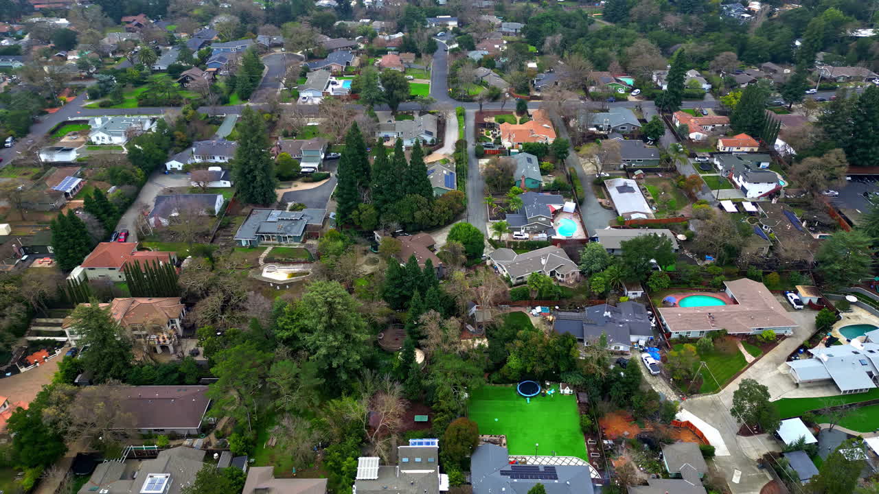 カリフォルニア州コントラコスタ郡のウォルナット・クリーク (walnut creek, contra costa county, california, usa) - 昼間,市内の住宅区の広大な景色 - ドローンが前方を飛ぶ