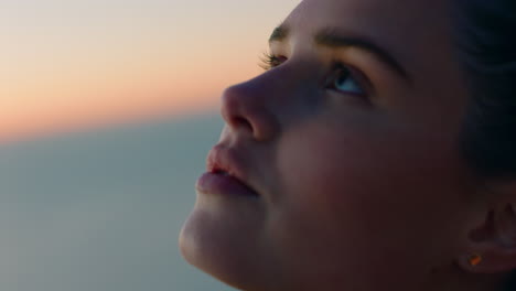 Cerrar-Hermosa-Mujer-En-La-Cima-De-La-Montaña-Mirando-Hacia-Arriba-Sintiéndose-Relajado-Amanecer-Sintiéndose-Relajado-Disfrutando-De-La-Atención-Plena