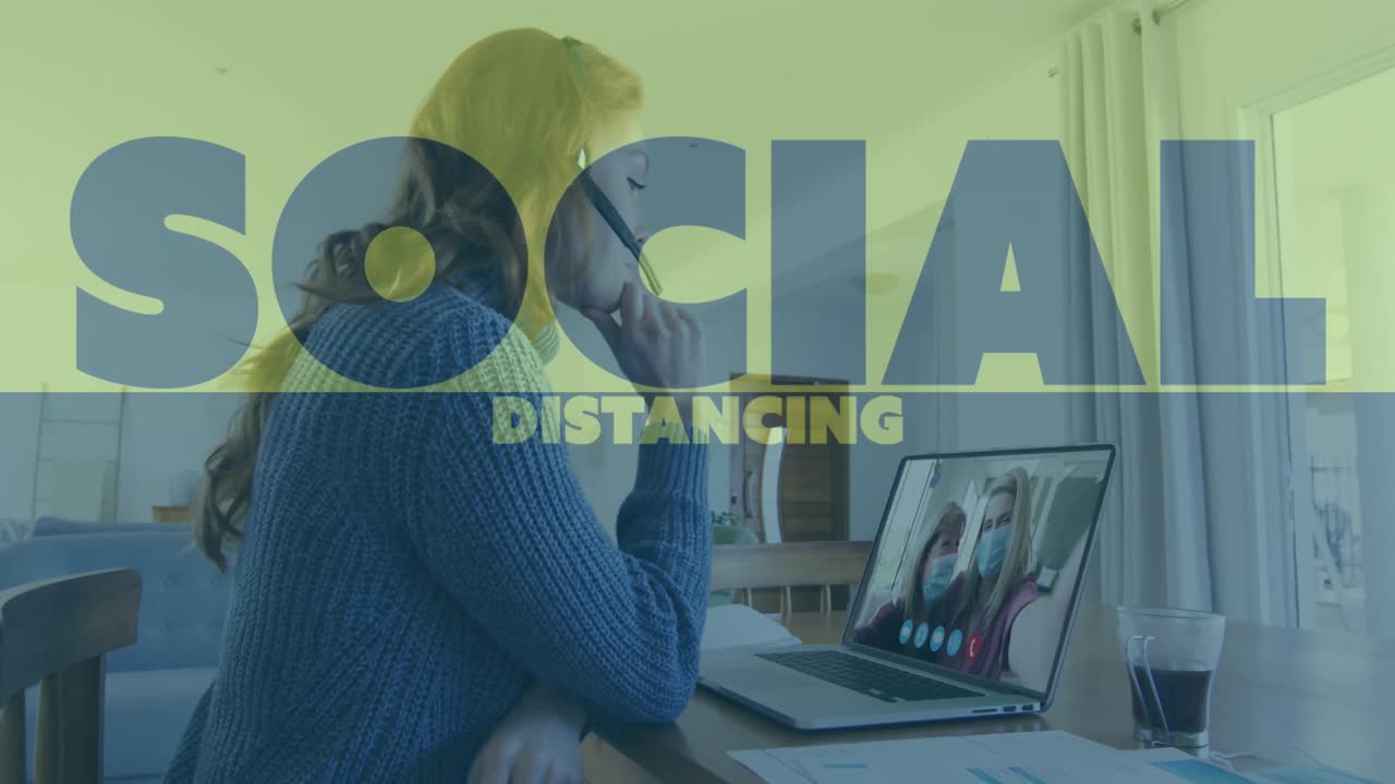 animación de texto de distanciamiento social sobre una mujer usando una computadora portátil en una videollamada