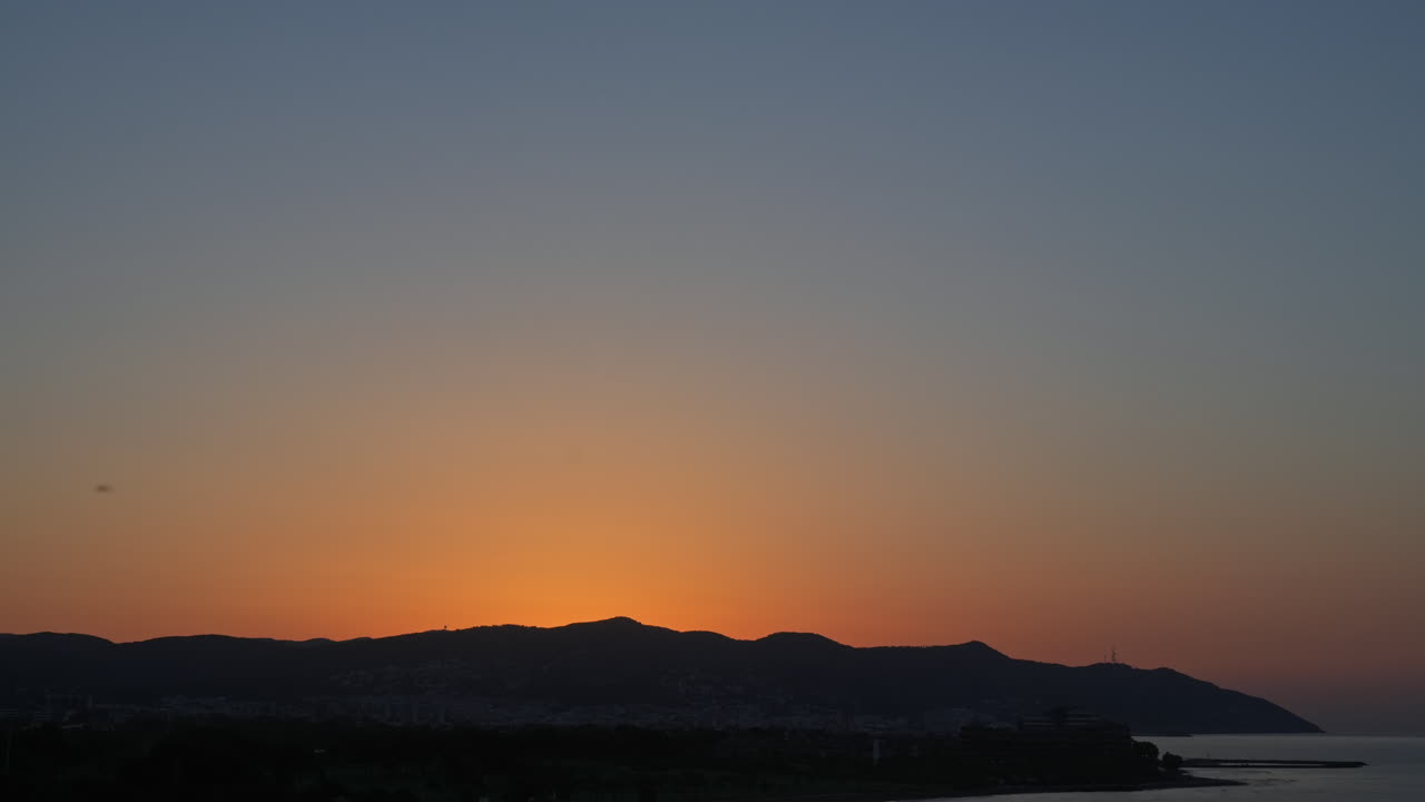 초기 여름 아침에 산맥 위에서 황금빛 해가 뜨는 마법의 시간 경과