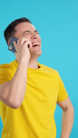 전화통화 중인 남자