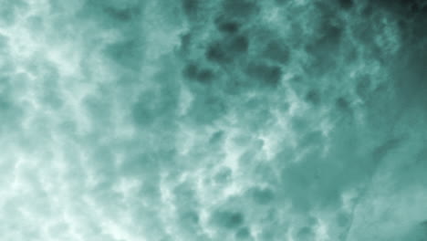 imagen negativa de nubes moviéndose en movimiento a intervalos de tiempo