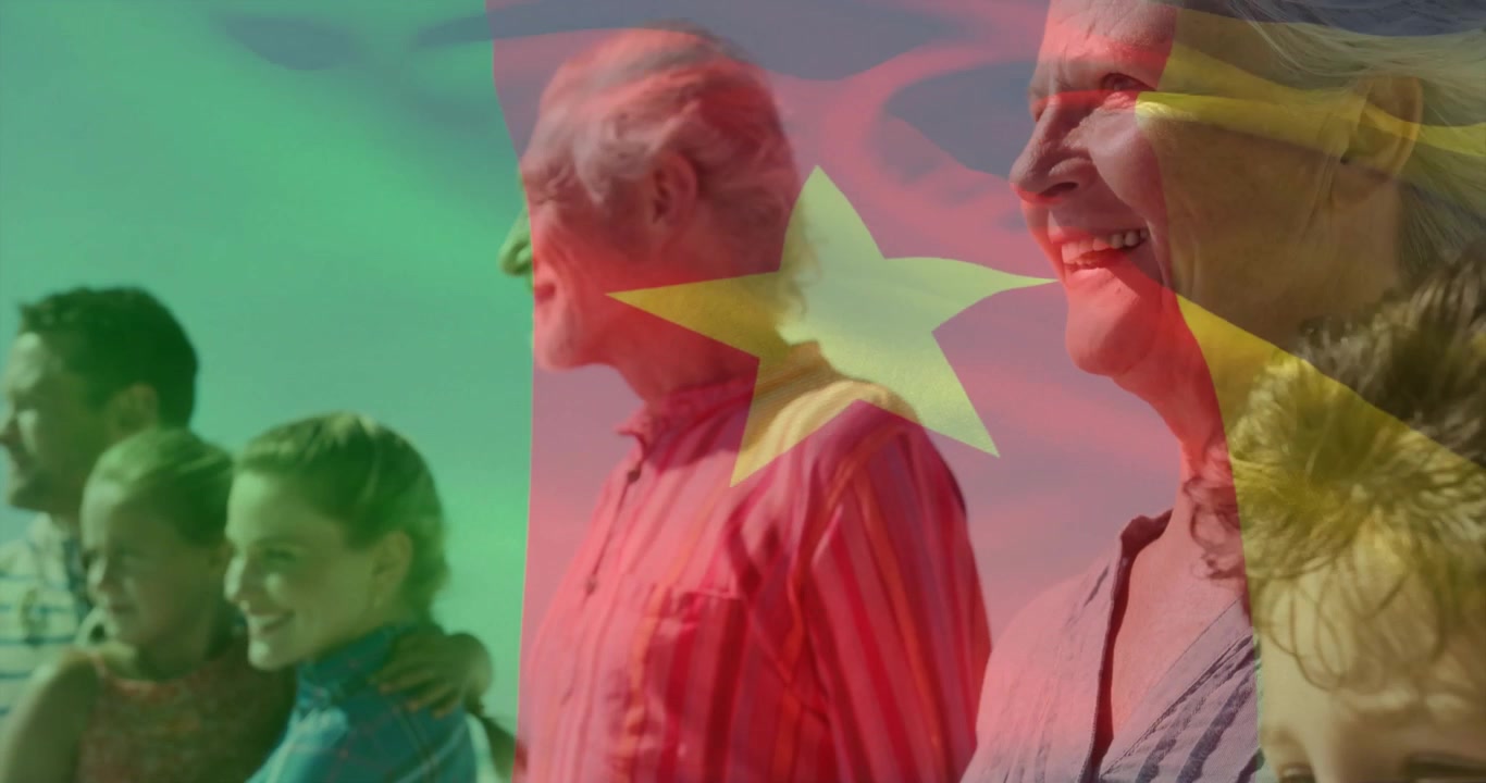 Família em pé à beira-mar, com uma bandeira aparecendo e ondulando sobre os rostos, e uma estrela cruzando os torsos, marketing.