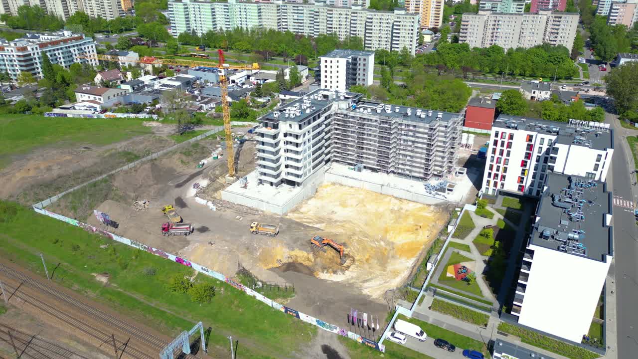 volando sobre la estación de ferrocarril industrial con trenes de carga y contenedores de carga