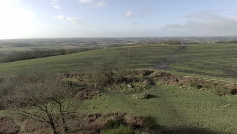 Idílicos-Prados-Agrícolas-Británicos-Campos-De-Campo-Vista-Aérea-órbita-Lenta-Justo-Sobre-Pastos-Pacíficos