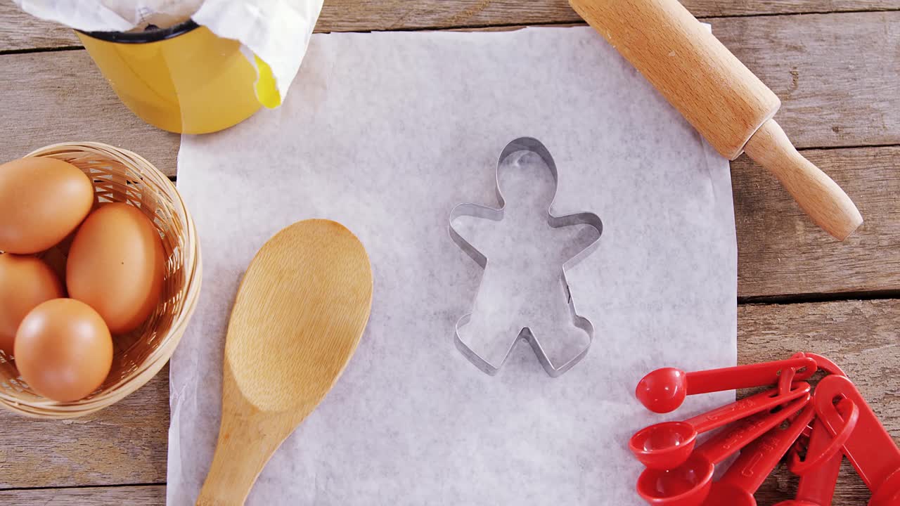 나무 테이블 위에 보관 된 버터, 밀가루, 롤링 핀 쿠키 커터 및 달 ⁇  4k