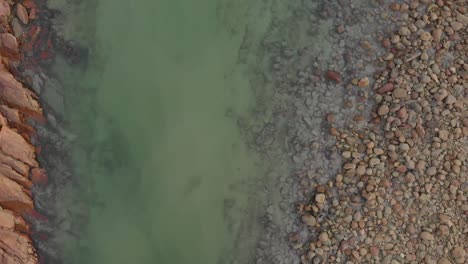 Video-De-Hermosa-Vista-De-La-Costa-Del-Mar-Con-Rocas