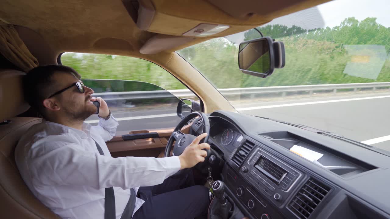 운전하는 동안 전화 통화를 하는 것.