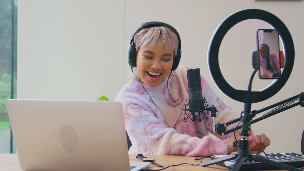 vlogger femenina con auriculares con micrófono transmitiendo en vivo en el teléfono móvil