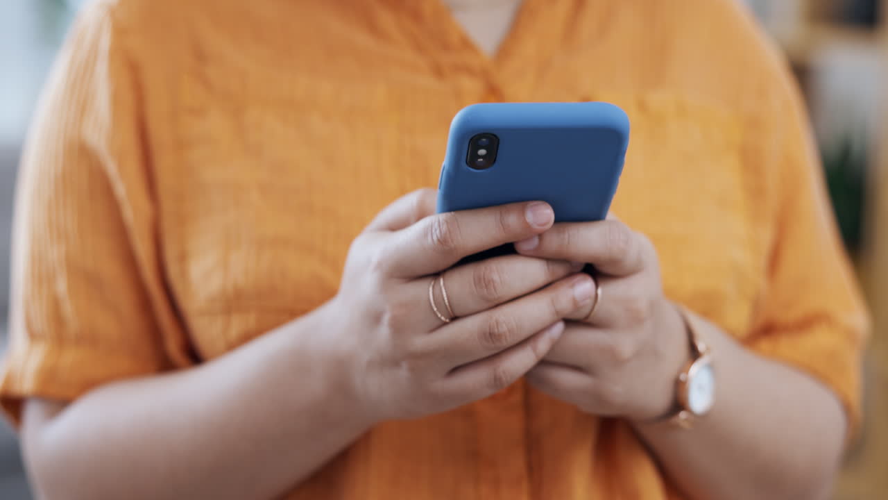 mujer, manos y escribir en el teléfono inteligente