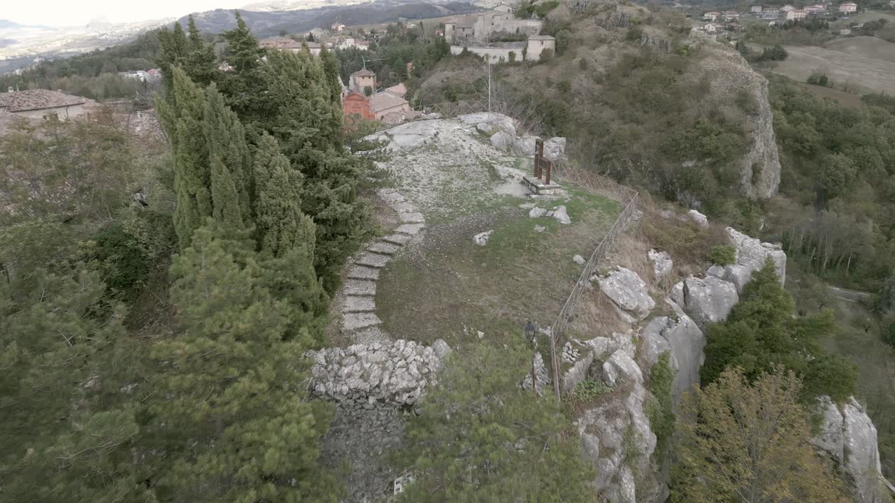 Un filmato drone su Pennabilli, bellissimo piccolo Tibet italiano dove si possono trovare campane di Lhasa sulla cima del paese.