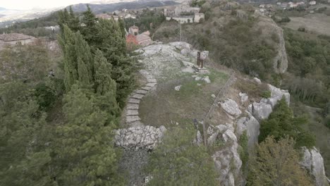 Imágenes-De-Un-Dron-Sobre-Pennabilli,-El-Hermoso-Y-Pequeño-Tíbet-Italiano-Donde-Puedes-Encontrar-Las-Campanas-De-Lhasa-En-La-Cima-De-La-Ciudad.