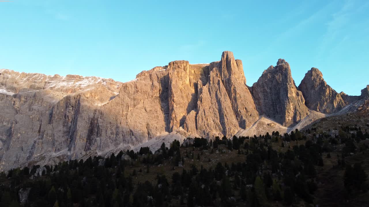 puesta de sol en otoño en las montañas dolomitas