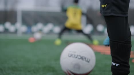 un equipo de fútbol infantil entrena en el estadio bajo la guía de un entrenador. los niños en uniformes deportivos practican ejercicios de pelota, mejoran la técnica y desarrollan el trabajo en equipo en el campo verde