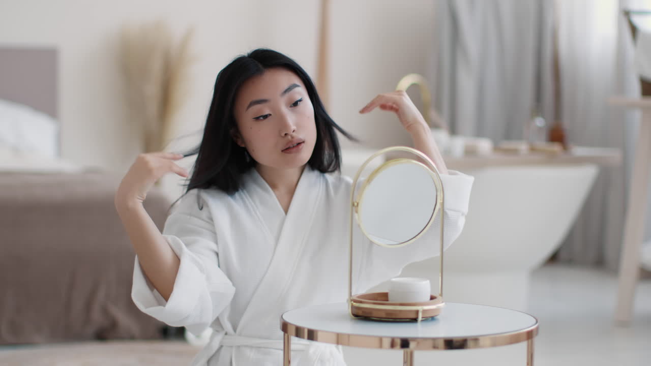 욕실 에서 머리 를 스타일링 하는 여자