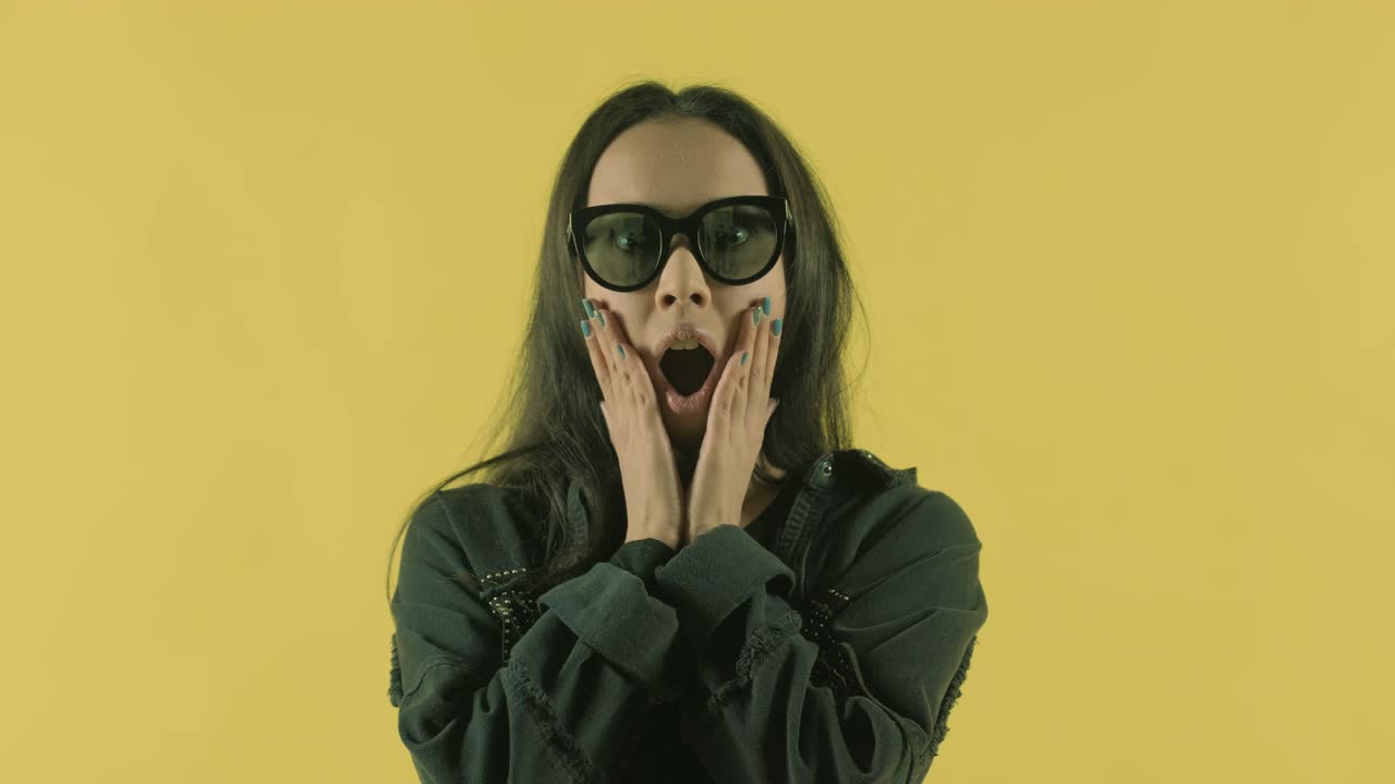 joven hermosa conmocionada en el fondo amarillo