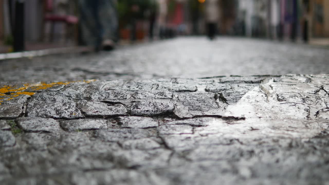 유럽 도시 의 은 자갈 거리