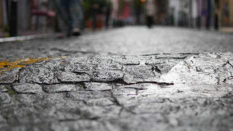 calle de adoquines húmedas en una ciudad europea