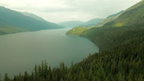 Bogenschuss,-Der-Den-Atemberaubenden-Slocan-See-über-Dem-Dichten-Wald-Enthüllt