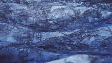 Luftbild:-Niedrige-Überführung-Der-Gletscher,-Serpentinenpfad-Mit-Tiefen-Spalten-Und-Zerklüfteten-Eisformationen,-Beweise-Für-Die-Auswirkungen-Des-Klimawandels-Auf-Die-Ständige-Bewegung-Und-Transformation-Dieses-Naturwunders