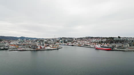 puerto y paseo marítimo de stavanger en noruega