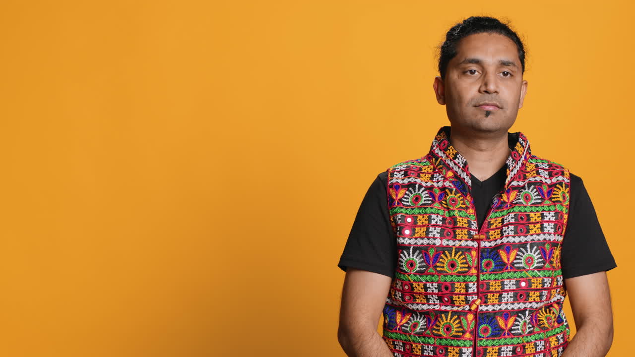 입술에 손가락을 는 사람, 조용한 신호 제스처, 스튜디오 배경