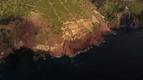 Luftaufnahme-Der-Historischen-Bergbauruinen-Laveria-Lamarmora-In-Nebida,-Sardinien