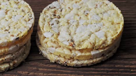 pan de maíz en la mesa de madera. comida saludable