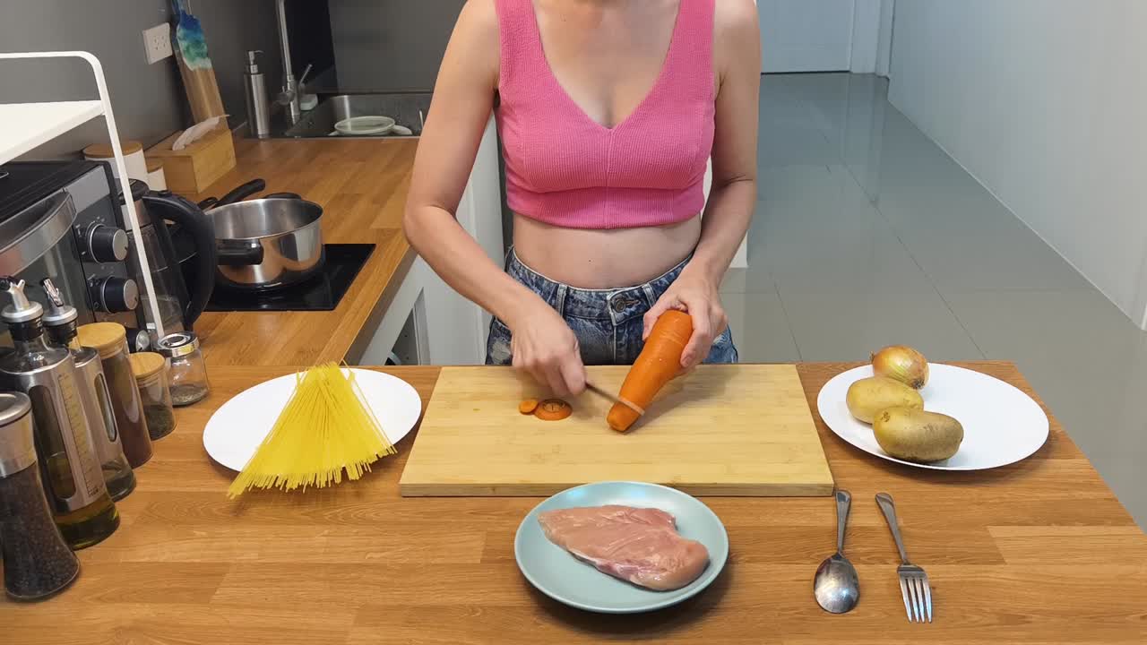 Donna che prepara le verdure in cucina