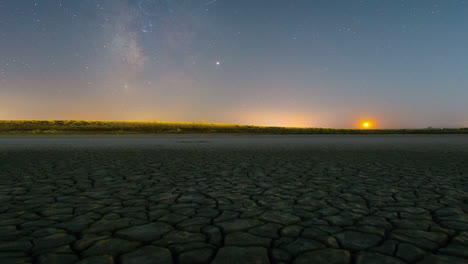 la vía láctea se eleva en el cielo nocturno y la luna se pone en el oeste
