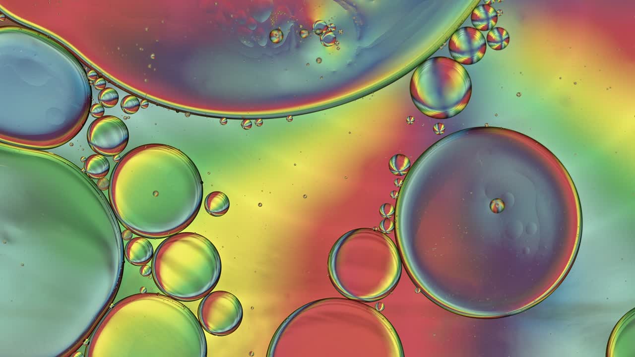 추상적인 다채로운 음식 기름 방울 거품과 구가 흐르고