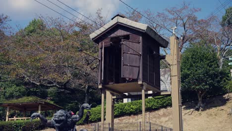 텐구 일본 민속 괴물이 후쿠사키 마을의 츠지카와야마 공원에서 나타납니다.