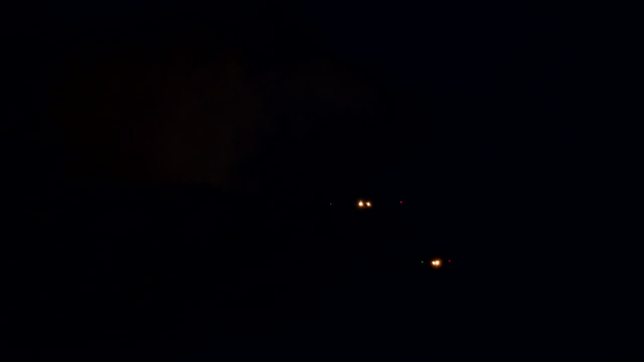 밤 하늘 에 있는 비행기 불빛