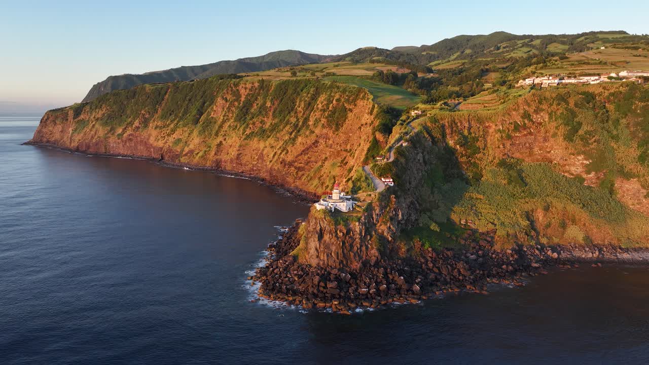 el escenario dramático de farol do arnel en el promontorio de sao miguel