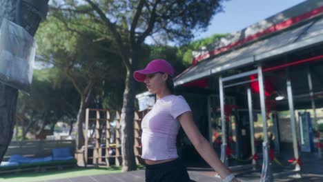 mujer haciendo ejercicio al aire libre con banda de resistencia
