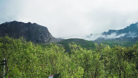 Una-Escena-Serena-De-Hermosos-Paisajes-En-Kvaenan,-Noruega---Panorámica-Aérea