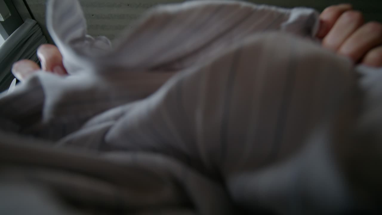 여자 가 상자 에서 옷 을 풀고 있다