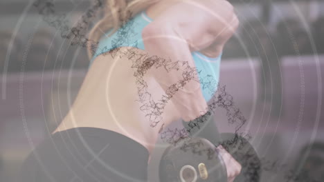 animación de la hilera de adn y procesamiento de datos sobre una mujer fuerte haciendo ejercicio