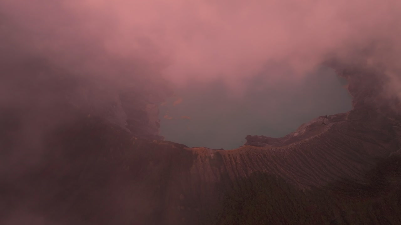 Niebla del amanecer envuelve el cráter del volcán Ijen liberando gas de azufre, Indonesia