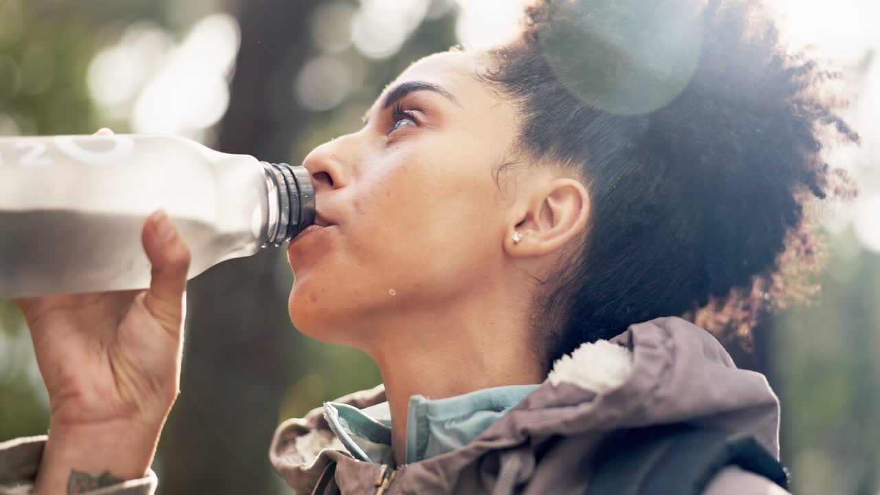 naturaleza, salud y una mujer caminando