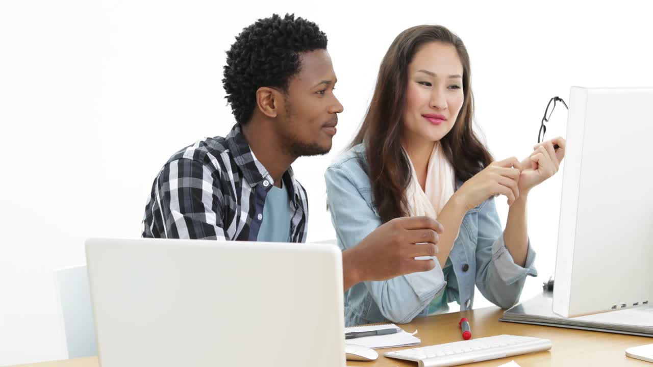 socios que trabajan en el escritorio usando portátiles y computadoras