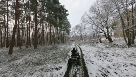 Offroad-De-Atv-Riders-Acelerando-En-Medio-Del-Bosque-En-Temporada-De-Invierno