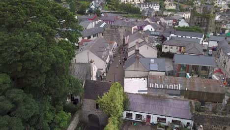 Toma-De-Drone-De-La-Puerta-Del-Casco-Antiguo-De-Carlingford