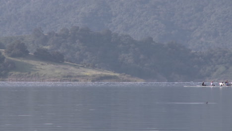 Schwenken-Eines-Ruderschwungs-Mit-Acht-Personen,-Gefolgt-Von-Ihrem-Trainer-Auf-Dem-Lake-Casitas-In-Oak-View,-Kalifornien-1