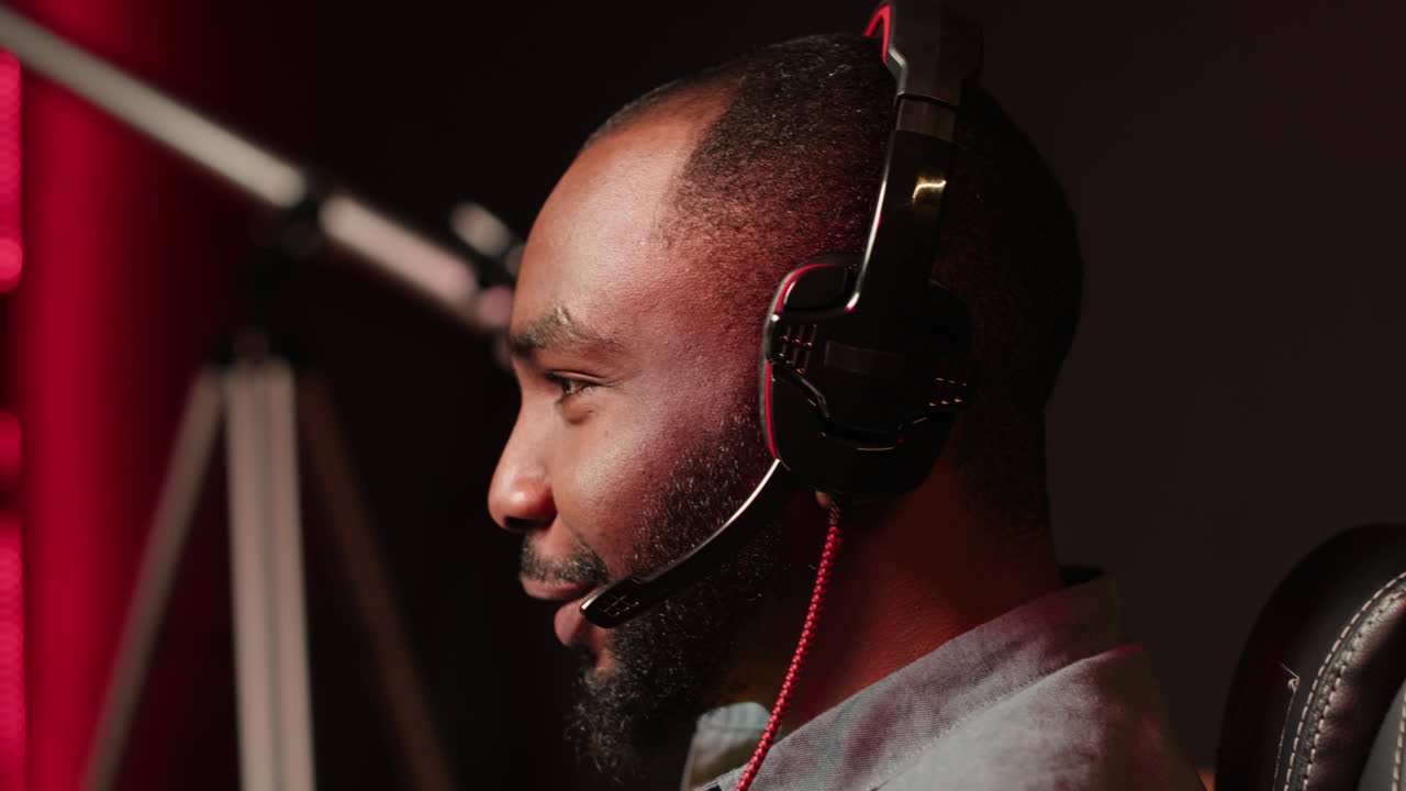 hombre riendo mientras juega en la pc de juegos, hablando con amigos