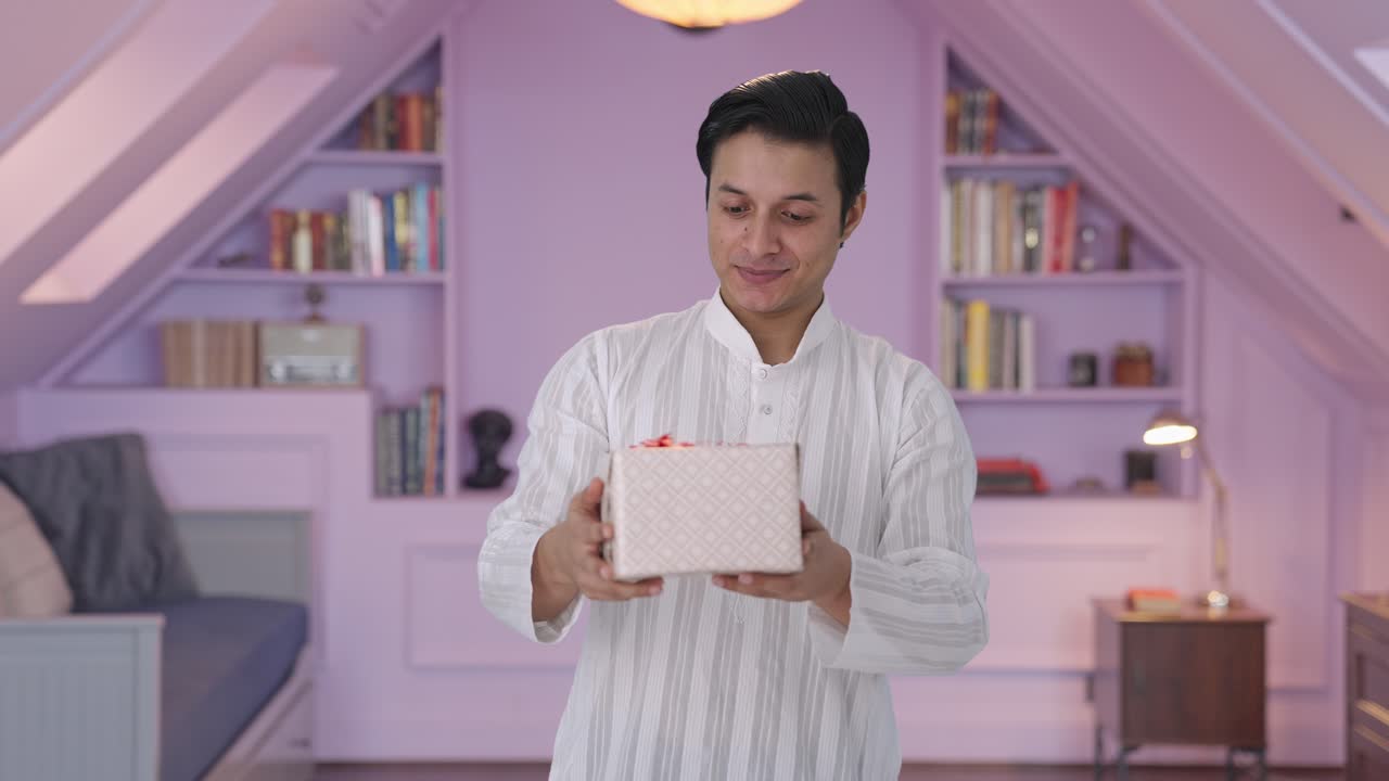 선물을 받은 행복한 인도인