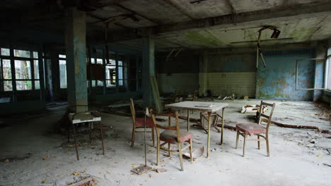 muebles antiguos cubiertos de polvo abandonados en pripyat, chernobyl