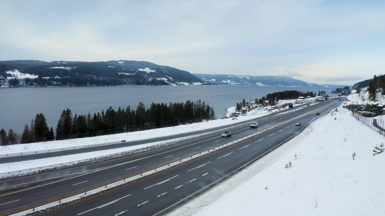 겨울에 트론헤임 방향으로 북쪽으로 향하는 노르웨이 고속도로