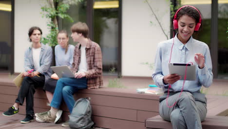 una chica afroamericana en el campus de la universidad.
